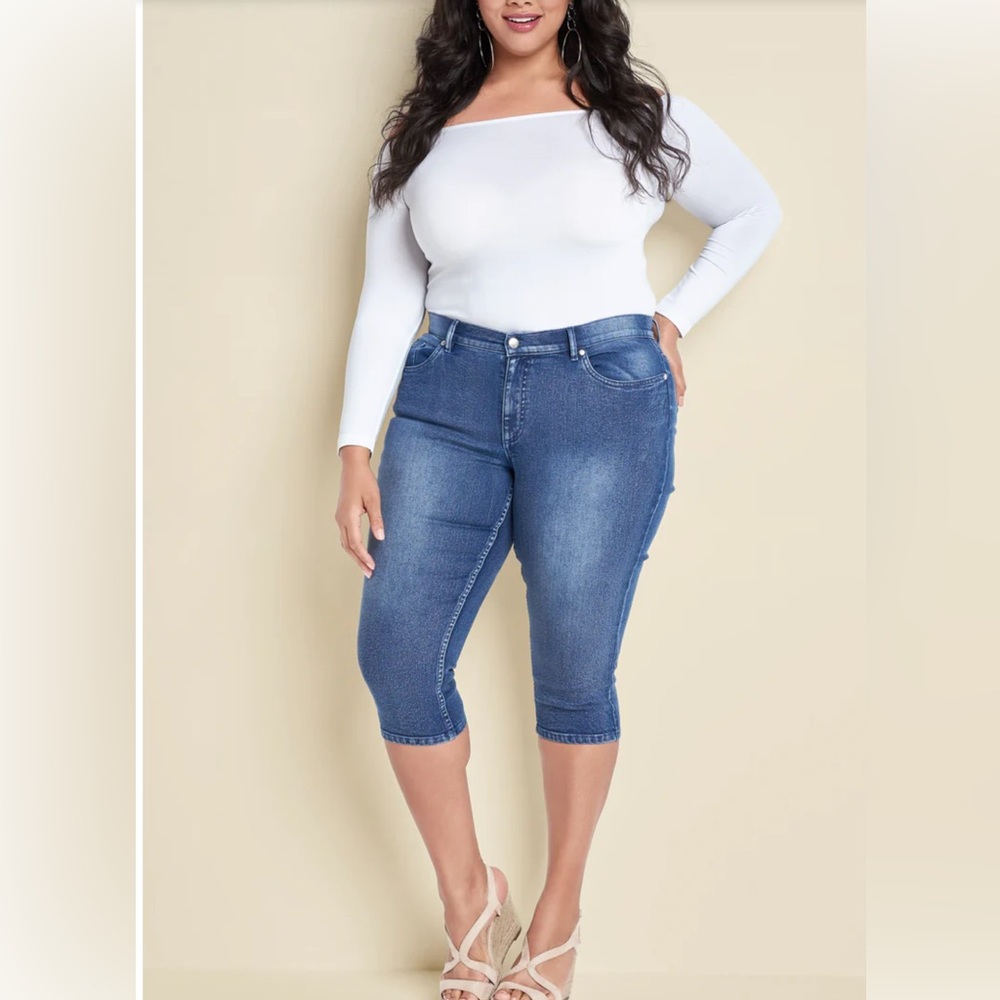 NWT - Venus Women's Blue Denim Capri Jeans (Light Wash)